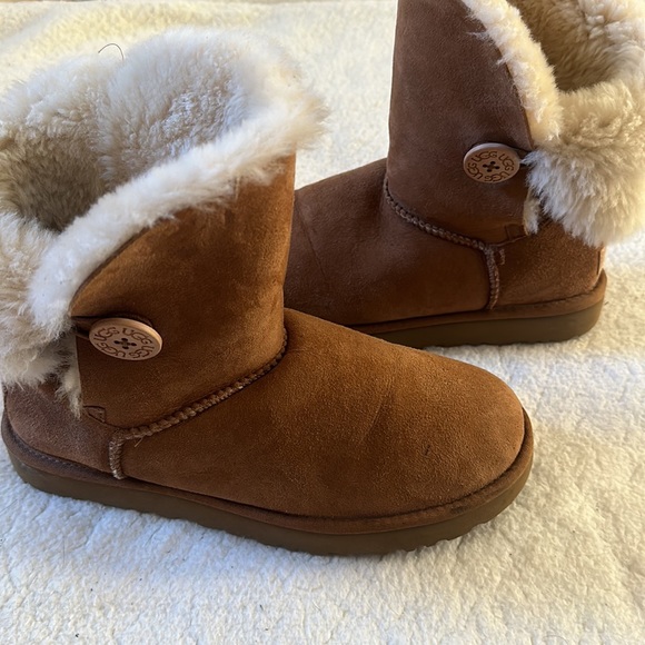 Ugg | Bailey Button II Chestnut Boot Size 10 - Picture 3 of 10
